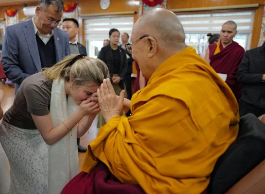 studenten hivset bij Dalai Lama