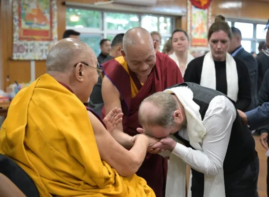 studenten hivset bij Dalai Lama