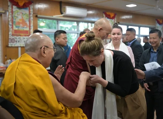 studenten hivset bij Dalai Lama