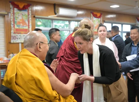 studenten hivset bij Dalai Lama