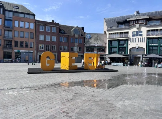 Gele letters op Markt Geel
