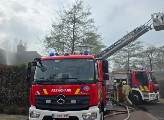 Brand vernielt rieten dak van huis in Baarle-Hertog