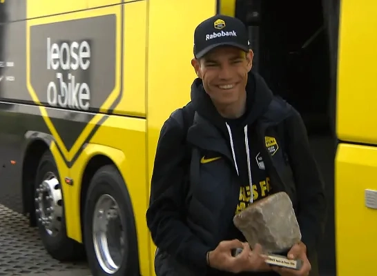 Wout van Aert met kassei na Parijs-Roubaix