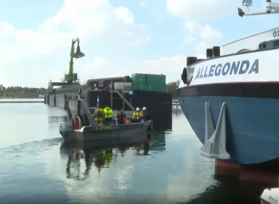 Gezonken vrachtschip in Mol vanuit de lucht