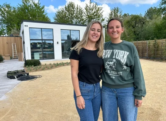 Papaoutai zussen Kayleigh en Deena Huygaerts horecazaak