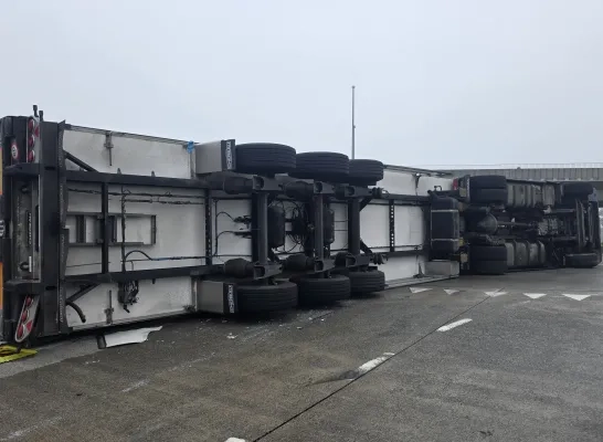 gekantelde vrachtwagen Geel-West fly-over