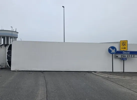 gekantelde vrachtwagen Geel-West fly-over