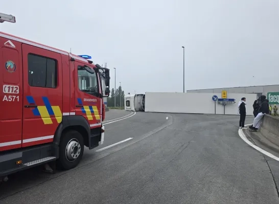gekantelde vrachtwagen Geel-West fly-over