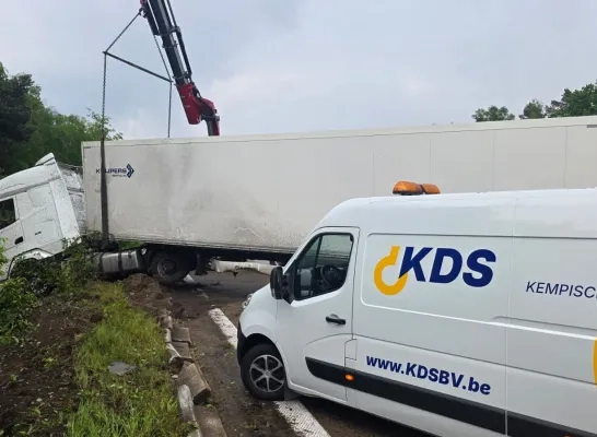 vrachtwagen in middenberm E34 Postel
