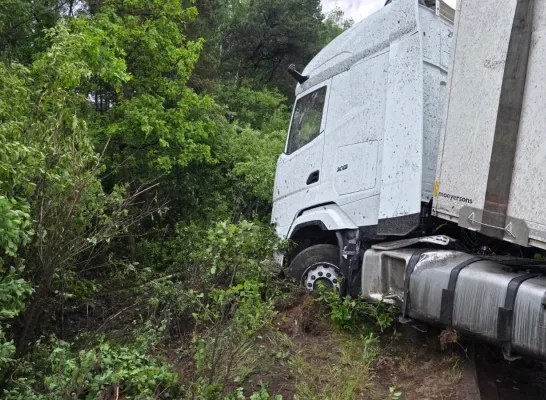 E34 vrachtwagen in middenberm