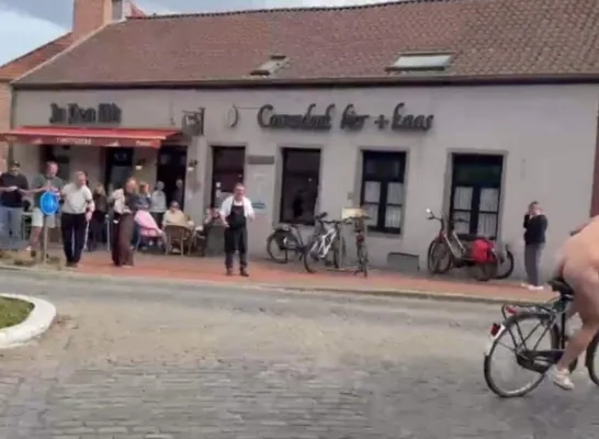 Naakte wielerfanaten vieren winst van Aert