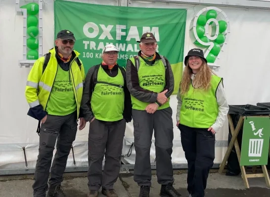 Dit team van de Fairfoxes wandelde 100 kilometer ten voordele van Oxfam