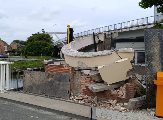 Het oude seinhuisje in Battel wordt afgebroken