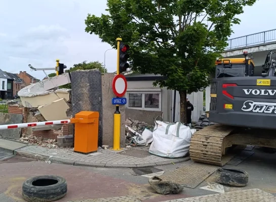 Het oude seinhuisje in Battel wordt afgebroken