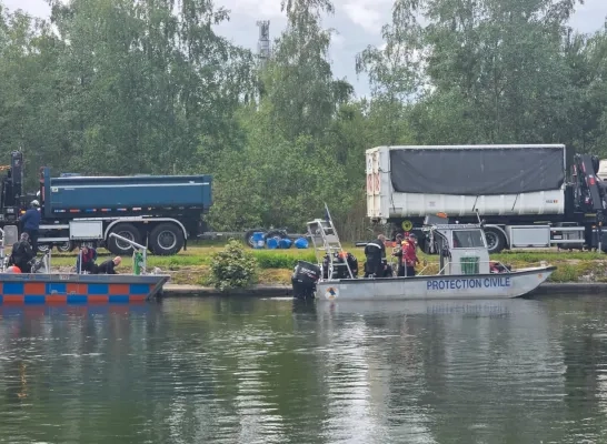 Civiele bescherming vist twintig vaten uit kanaal in Olen