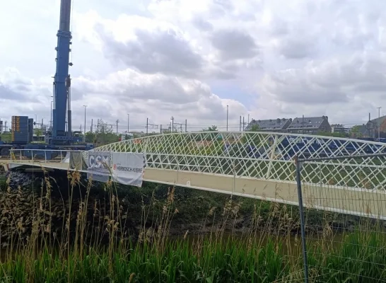 Borchtbrug Mechelen op haar plaats gelegd
