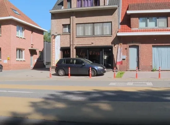 Paaltjes voor broodjeszaak in Lichtaart zorgen voor commotie