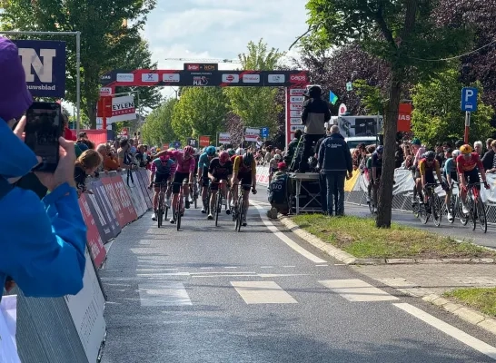 Noah Hobbs is de snelste in de sprint en wint de Heistse Pijl