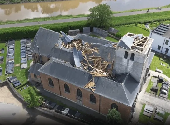 Beschadigde kerk in Heffen