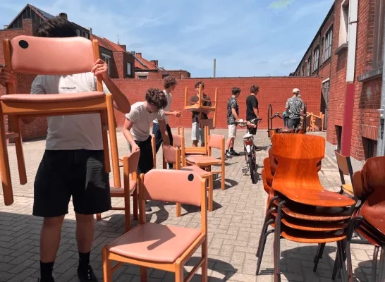 verhuis Michaelschool stoelen