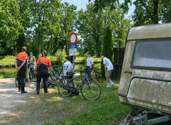 Jongeren springen in water vanop de brug
