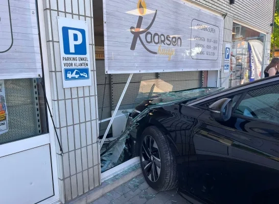 Auto in etalage Kaarsenhuisje Geel-Zammel