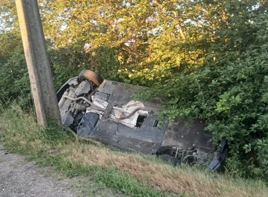 Auto in gracht Oosterwijk