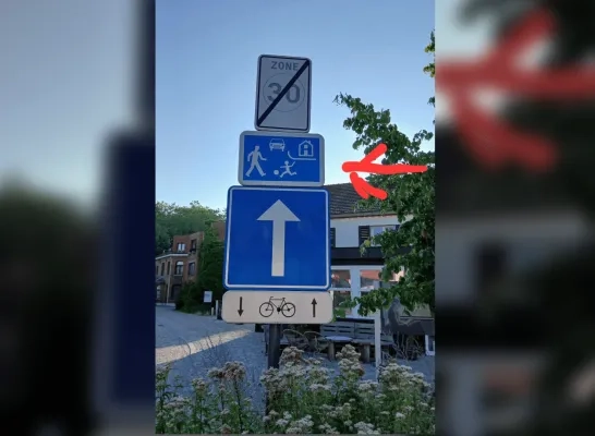verwarrende gevaarlijke verkeersborden Wechelderzande