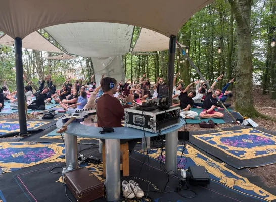 Arnases op Dreamville Yoga Tomorrowland