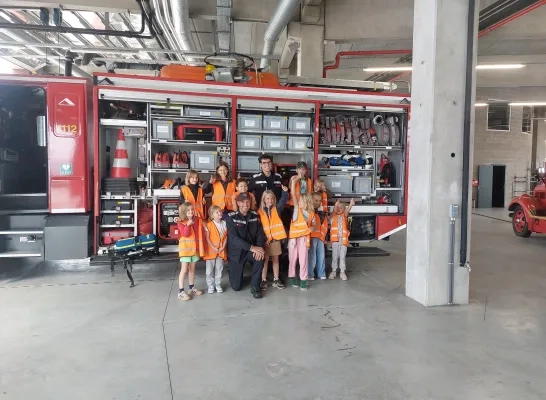 Jongeren bezoeken brandweer tijdens 'Helden van Hier'-kamp