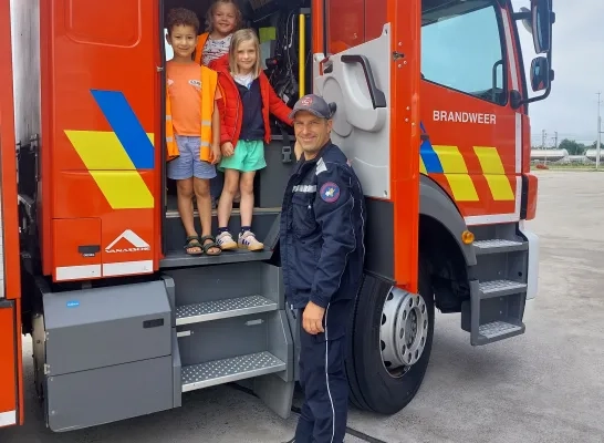 Kinderen bezoeken brandweer tijdens 'Helden van Hier'-kamp