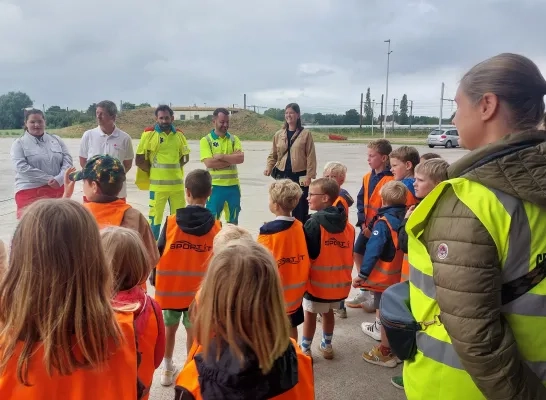 Kinderen bezoeken brandweer tijdens 'Helden van Hier'-kamp