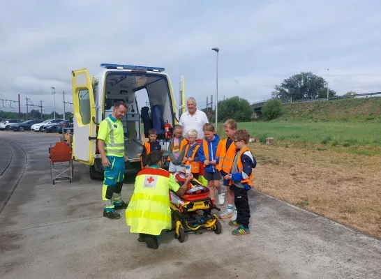 Kinderen bezoeken brandweer tijdens 'Helden van Hier'-kamp