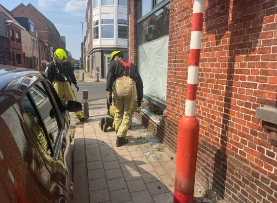 Auto botst tegen gevel