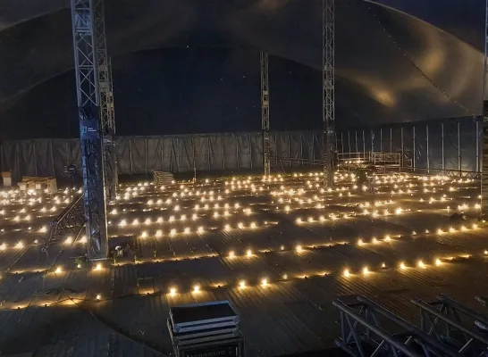 in de Clamotte Rock-tent wordt de sfeerverlichting gehangen