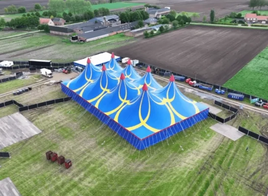 de festivalweide in volle voorbereiding voor Clamotte Rock