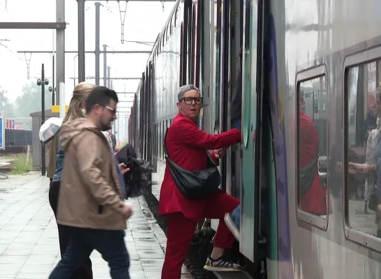 leerkrachten stappen op de trein richting de staking in Antwerpen