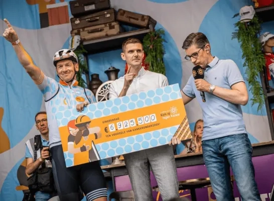 Geert De Vlieger (peter) & David Vansteenbrugge (algemeen directeur KOTK) maken het recordbedrag bekend
