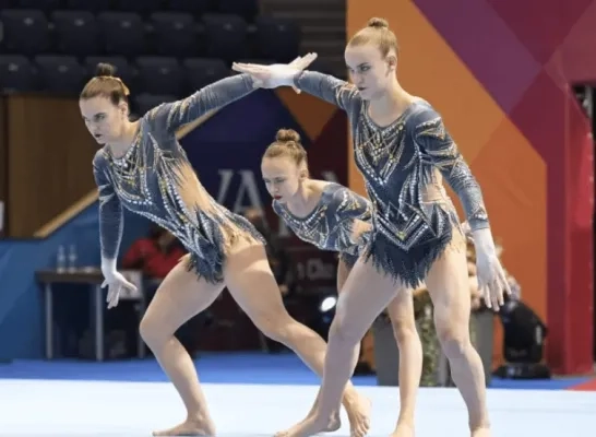 Sofie Jaeken (rechts) met het Belgische acrogymtrio Sofie Jaeken (rechts) met het Belgische acrogymtrio