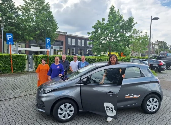 autodelen bornem 130524 foto gemeente.jpg Gemeente Bornem stelt twee nieuwe elektrische deelwagens voor