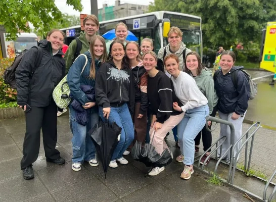 Leerlingen die het zwembad Geerdegemvaart moesten ontruimen
