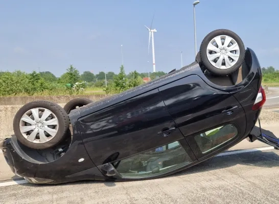 auto over de kop fly-over Geel Westerlo