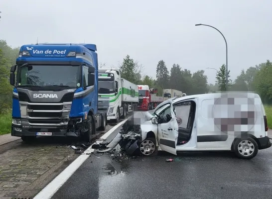 dodelijk ongeval Mol auto tegen vrachtwagen