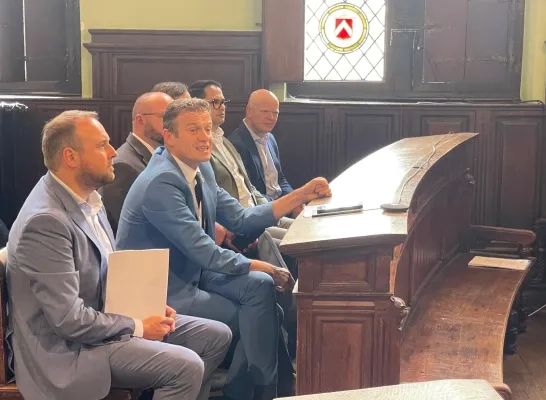 De eerste hybride rechtbankzitting is een feit