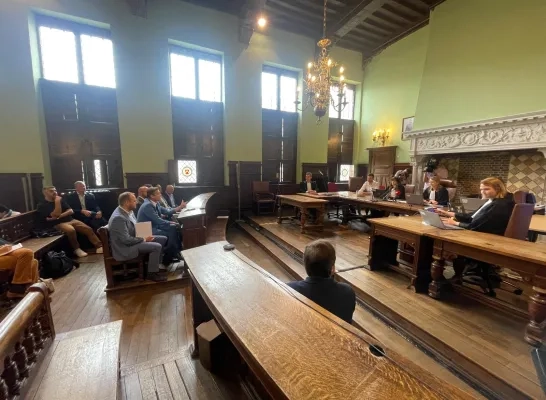De eerste hybride rechtbankzitting is een feit
