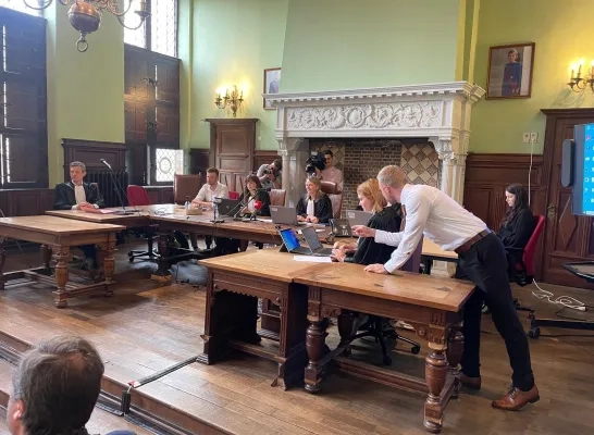 De eerste hybride rechtbankzitting is een feit