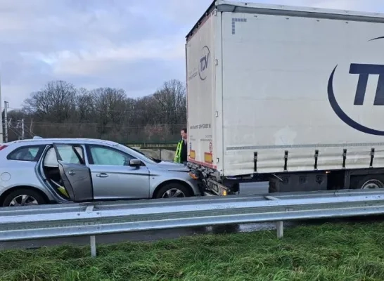 auto_rijdt_in_op_vrachtwagen_e19_02.jpg