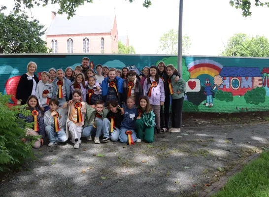 grafittimuur waaiburg - foto stad geel.jpg kinderen bij graffitimuur waarburg geel