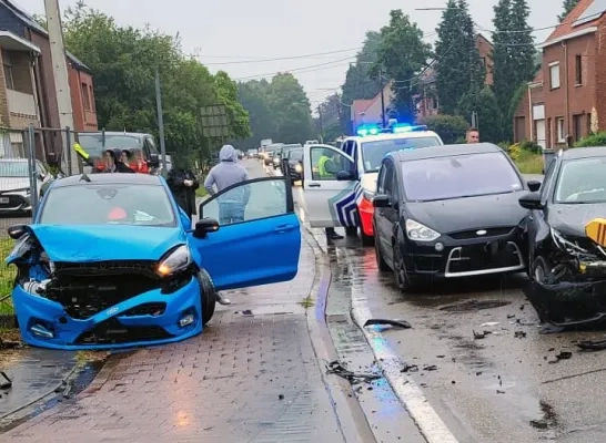 Veel blikschade bij het ongeval in Oevel Veel blikschade bij het ongeval in Oevel