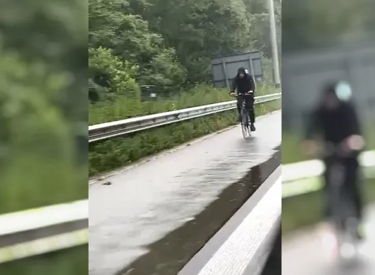 Een man fietst op de pechstrook van de E19 in Mechelen-Zuid